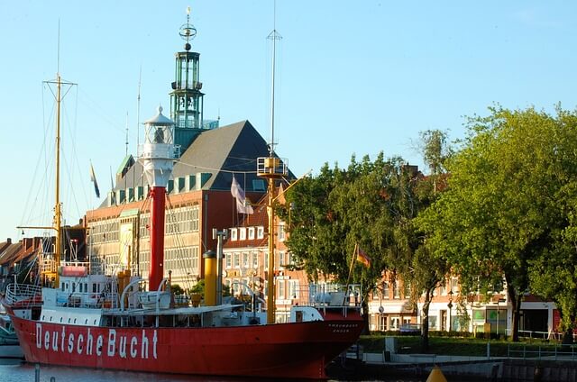 Blick auf das Emder Rathaus und Delft mit Feuerschiff Deutsche Bucht